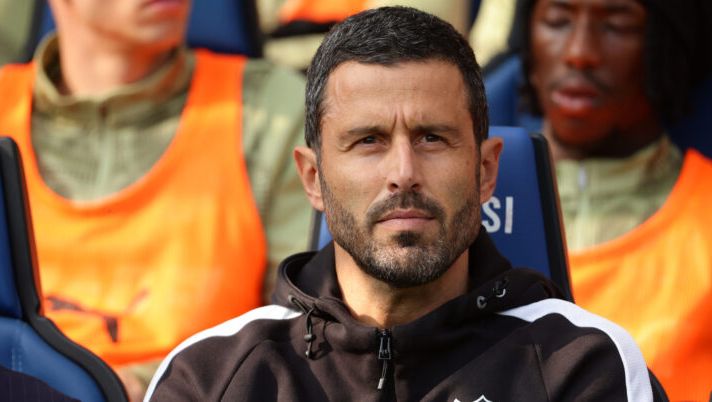 BERGAMO, ITALY - NOVEMBER 09: Fabio Grosso Head Coach of US Sassuolo during the Serie A match between Atalanta BC and US Sassuolo Calcio at Gewiss Stadium on November 09, 2025 in Bergamo, Italy. (Photo by Francesco Scaccianoce/Getty Images) Grosso: “Thorstvedt ha ancora margini di miglioramento! Rispondo così su Laurientè e gli indisponibili…” - immagine 1