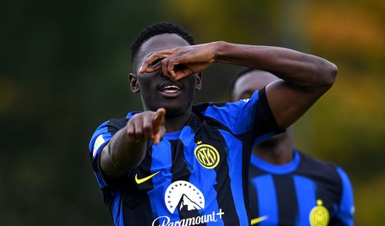 MILAN, ITALY - NOVEMBER 04: Ebenezer Akinsanmiro of FC Internazionale U19 celebrates after scoring the second goal during the Primavera 1 match between FC Internazionale U19 and Genoa U19 at Konami Youth Development Center on November 04, 2023 in Milan, Italy. (Photo by Mattia Pistoia - Inter/Inter via Getty Images) Inter, quale futuro per Akinsanmiro? Su di lui anche una squadra di Serie A- immagine 2