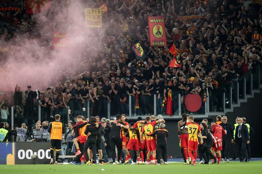 Giocatori, allenatori e staff tecnico dell'US Lecce festeggiano la vittoria per 1-0 della squadra dopo la partita di Serie A tra SS Lazio e Lecce allo Stadio Olimpico il 25 maggio 2025 a Roma, Italia. (Foto di Paolo Bruno/Getty Images) UFFICIALE: Giampaolo non è più l’allenatore del Lecce- immagine 3