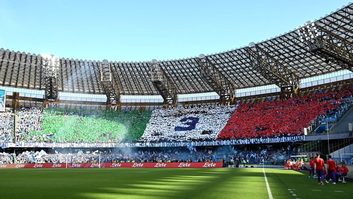 NAPLES, ITALY - MAY 07: SSC Napoli fans display a TIFO with the number '3' prior to the Serie A match between SSC Napoli and ACF Fiorentina at Stadio Diego Armando Maradona on May 07, 2023 in Naples, Italy. (Photo by Francesco Pecoraro/Getty Images) Restyling del Maradona: tavolo tecnico tra Napoli, comune e ministero dello Sport - immagine 1