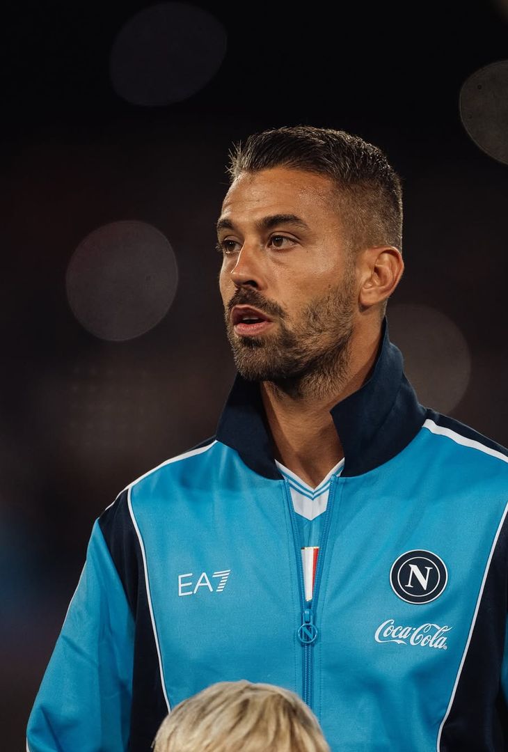 Il Napoli vince in Champions con stile: la bellissima nuova giacca pre gara – LE FOTO - immagine 3