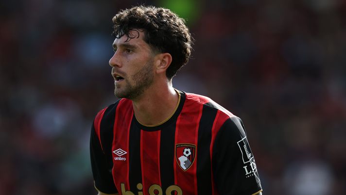 BOURNEMOUTH, ENGLAND - AUGUST 09: Marcos Senesi of AFC Bournemouth during the pre-season friendly match between Bournemouth and Real Sociedad at Vitality Stadium on August 09, 2025 in Bournemouth, England. (Photo by Michael Steele/Getty Images) G. Galli: “Errore Comuzzo? Ma parliamo di Pongracic! Anni fa consigliai questo nome” - immagine 1