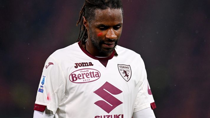 BOLOGNA, ITALY - NOVEMBER 27: Adrien Tameze of Torino FC
looks on with a red mark on their face in support of the #UNROSSOALLAVIOLENZA - the WeWorld Violence Against Women campaign during the Serie A TIM match between Bologna FC and Torino FC at Stadio Renato Dall'Ara on November 27, 2023 in Bologna, Italy. (Photo by Alessandro Sabattini/Getty Images) Toro, il punto dall’infermeria: non preoccupano le condizioni di Tameze - immagine 1