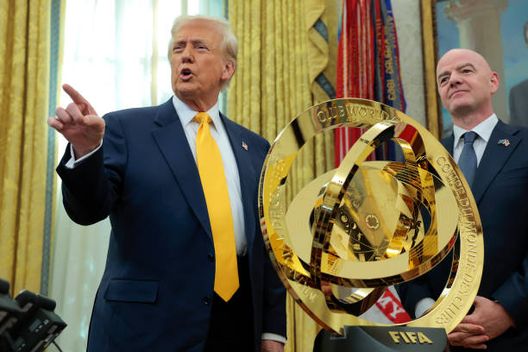 Washington, DC - 7 marzo 2025: Donald Trump e Gianni Infantino posano col trofeo del Mondiale per Club. (Foto di Anna Moneymaker/Getty Images) Tutto pronto per il Mondiale per Club: date, regole e squadre del grande evento- immagine 2
