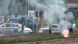Lazio-Roma, tensione prima del match: fumogeni, petardi e scontro fra tifosi sfiorato