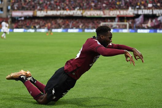 SALERNO, ITALY - MAY 03: Boulaye Dia of Salernitana celebrates after scoring the 3-2 goal during the Serie A match between Salernitana and ACF Fiorentina at Stadio Arechi on May 03, 2023 in Salerno, Italy. (Photo by Francesco Pecoraro/Getty Images) Da Salerno: “La Fiorentina la più interessata a Dia, ma non partirà per forza”- immagine 2