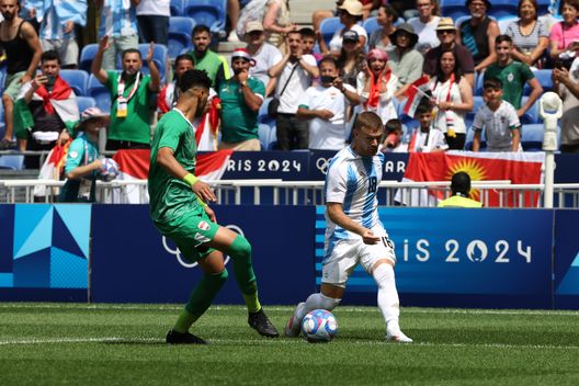 LYON, FRANCE - JULY 27: Lucas Beltran #18 of Team Argentina controls the ball during the Men's group B match between Argentina and Iraq during the Olympic Games Paris 2024 at Stade de Lyon on July 27, 2024 in Lyon, France. (Photo by Claudio Villa/Getty Images) Argentina e Fiorentina, sospiro di sollievo: niente di grave per Beltran- immagine 2