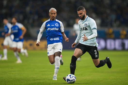 Wagner Leonardo del Gremio controlla la palla durante una partita tra Cruzeiro e Gremio come parte del Brasileirao 2025 allo stadio Mineirão il 13 luglio 2025 a Belo Horizonte Cruzeiro e Grêmio: l’epico duello nella finale della Copa do Brasil 1993- immagine 4