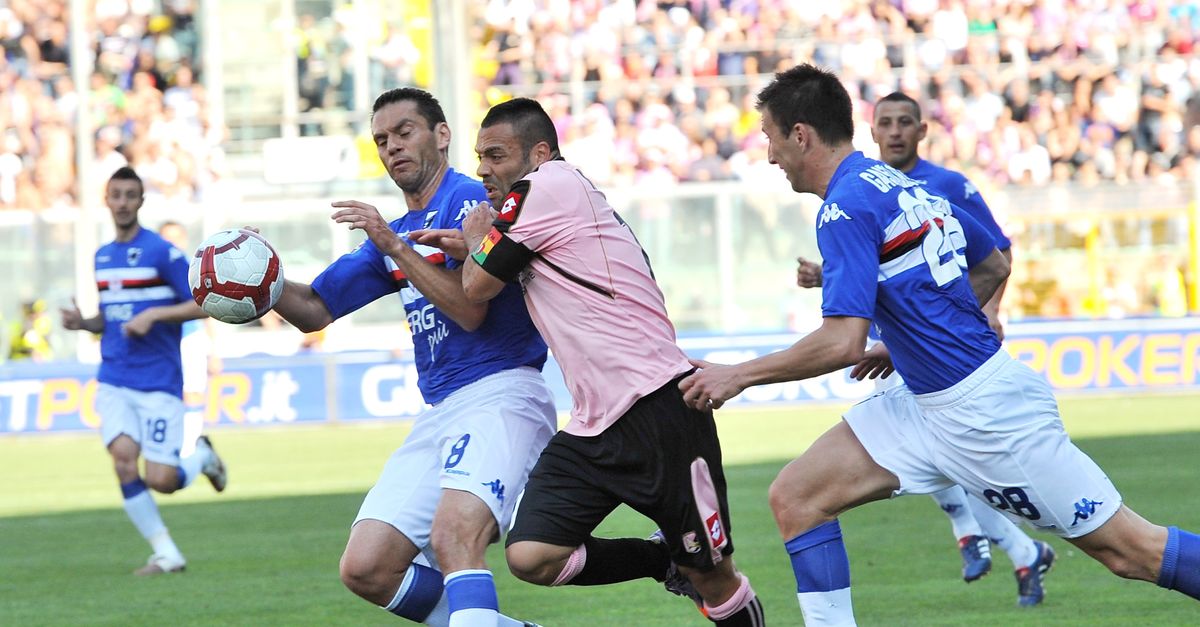 Fabrizio Miccoli of Palermo celebrates after scoring the opening goal  News Photo - Getty Images