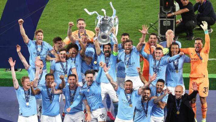 ISTANBUL, TURKEY - JUNE 10: Ilkay Guendogan of Manchester City lifts the UEFA Champions League trophy after the team's victory in the UEFA Champions League 2022/23 final match between FC Internazionale and Manchester City FC at Ataturk Olympic Stadium on June 10, 2023 in Istanbul, Turkey. (Photo by Lars Baron/Getty Images) Gundogan e la vigilia della Finale: “Scott Carson aveva ragione, a Istanbul lui vince sempre…” - immagine 1