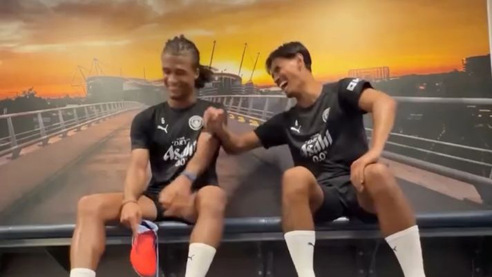 Palermo-Manchester City, il siparietto fra Akè e Reijnders: “Non vedo l’ora di andare in Sicilia, Amunì” Palermo-Manchester City, il siparietto fra Akè e Reijnders: “Non vedo l’ora di andare in Sicilia, Amunì” - immagine 1