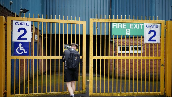 BURY, ENGLAND - AUGUST 27: The gates are closed at Bury's Gigg Lane ground on August 27, 2019 in Bury, England. Bury Football Club had an eleventh hour offer to buy the club by C&N Sporting Risk Ltd. The deadline by the English Football League (EFL) was extended to today for the club to prove it can operate and meet the criteria of the EFL. Following a period of due diligence C&N Sporting Risk Ltd decided they could no longer go ahead with the takeover. (Photo by Christopher Furlong/Getty Images) Inghilterra Bury