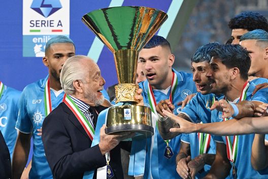 Aurelio De Laurentiis solleva lo scudetto insieme ai calciatori del Napoli. (Foto di Francesco Pecoraro/Getty Images) Napoli, le pagelle dello scudetto: tre 10 per una stagione da Oscar- immagine 5