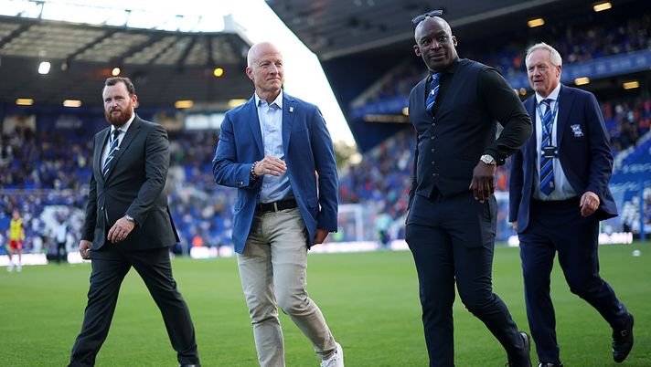 BIRMINGHAM, ENGLAND - AUGUST 08: Tom Wagner, Co-owner and Chairman of Birmingham City, inspects the pitch prior to the Sky Bet Championship match between Birmingham City and Ipswich Town at St Andrew’s at Knighthead Park on August 08, 2025 in Birmingham, England. (Photo by Carl Recine/Getty Images) Birmingham City, nuovo stadio da 62mila posti: nel progetto c’è anche il creatore di ‘Peaky Blinders’ - immagine 1