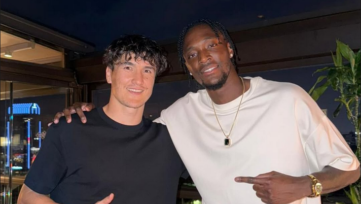 Reunion romanista a Istanbul: lo scatto tra Abraham e Shomurodov – FOTO - immagine 1