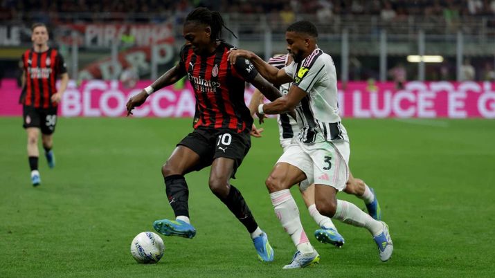 Rafael Leao attaccante AC Milan durante Milan-Juventus di Serie A