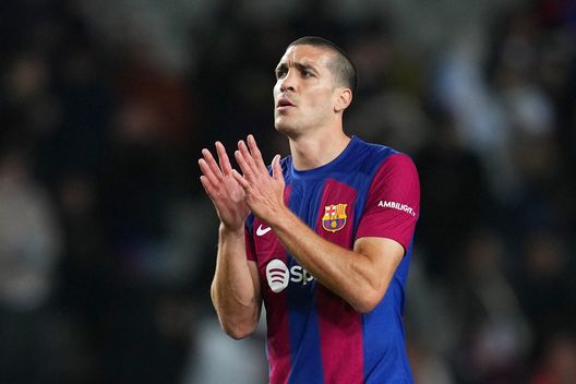 Oriol Romeu con la maglia del Barcellona nel 2024 (Foto di Alex Caparros/Getty Images) Oriol Romeu rescinde con il Barcellona: si libera spazio per Gerard Martin- immagine 2