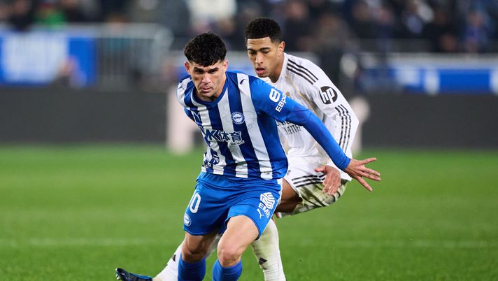 VITORIA-GASTEIZ, SPAIN - DECEMBER 14: Jude Bellingham of Real Madrid duels for the ball with Carles Alena of Deportivo Alaves during the LaLiga EA Sports match between Deportivo Alaves and Real Madrid CF at Estadio de Mendizorroza on December 14, 2025 in Vitoria-Gasteiz, Spain. (Photo by Juan Manuel Serrano Arce/Getty Images) Liga, Osasuna-Alaves: lo streaming gratis del match - immagine 1