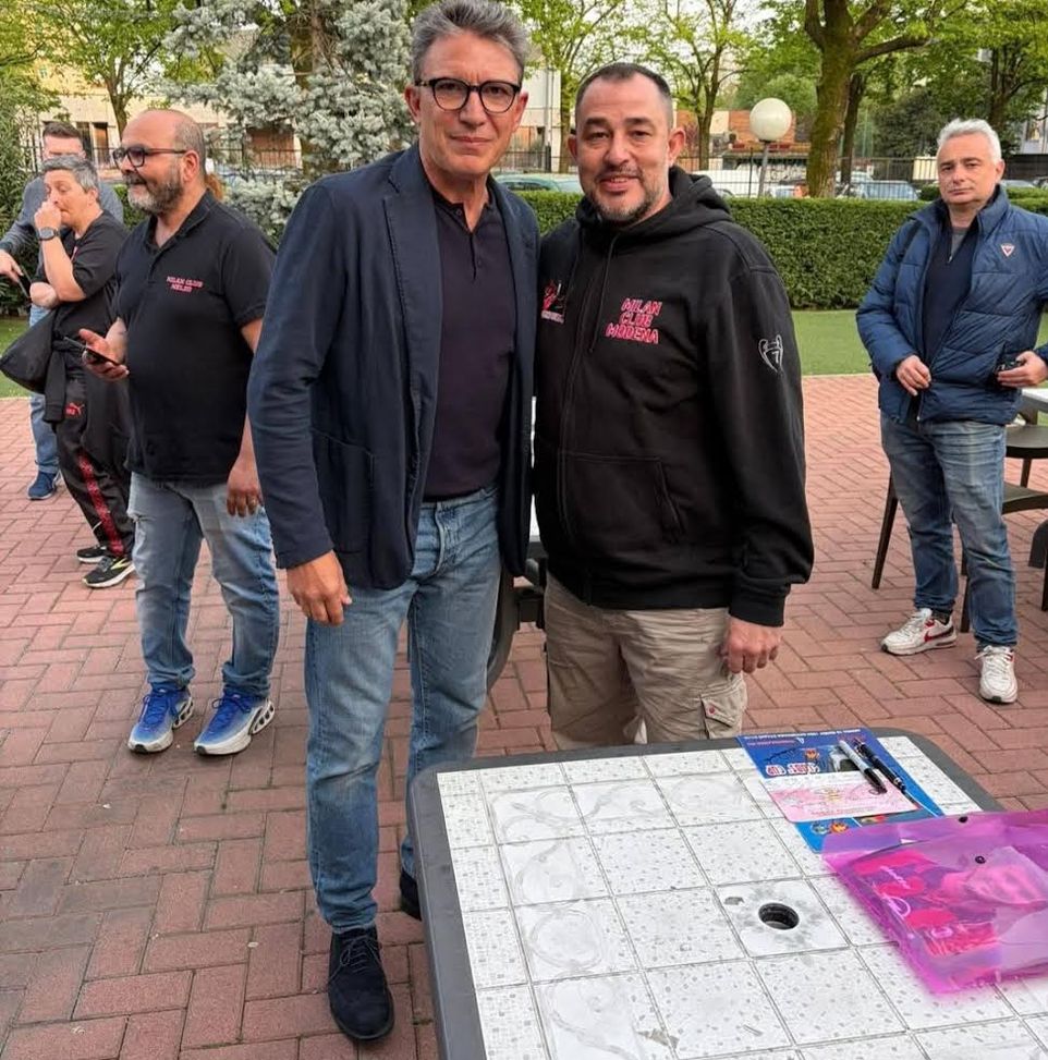 Eranio con Savicevic e i tifosi il-genio-savicevic-ed-eranio-a-sesto-san-giovanni-aria-di-milan-anni-90