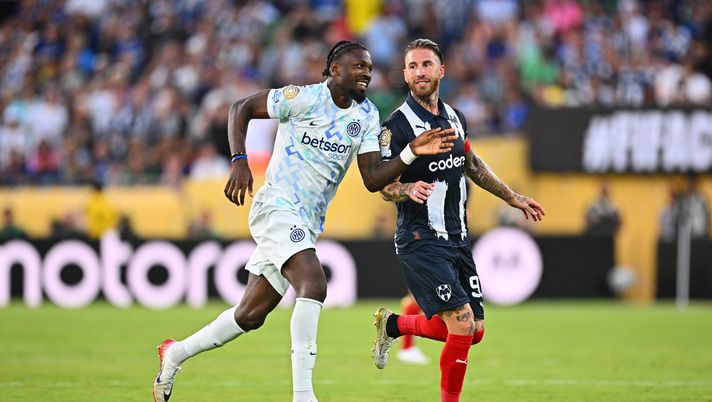 PASADENA, CALIFORNIA - JUNE 17: Marcus Thuram of FC Internazionale and Sergio Ramos in action during the FIFA Club World Cup 2025 group E match between CF Monterrey and FC Internazionale Milano at Rose Bowl Stadium on June 17, 2025 in Pasadena, California. (Photo by Mattia Ozbot - Inter/Inter via Getty Images) Sergio Ramos: “La Serie A? Ho sempre ammirato il Milan di Maldini e Sacchi” - immagine 1