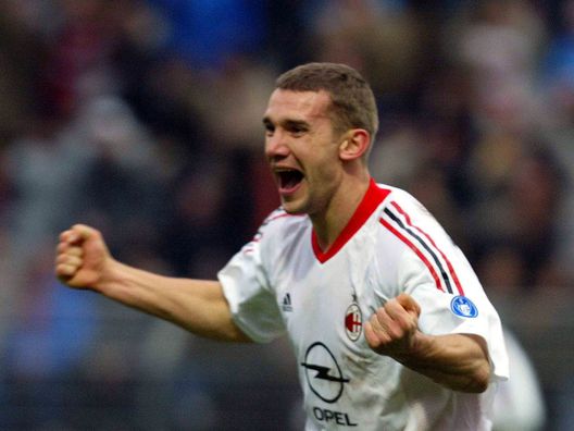 Andriy Shevchenko esulta dopo il suo gol in Como-Milan 1-2 del 15 dicembre 2002 (Foto di Grazia Neri/Getty Images) Como-Milan