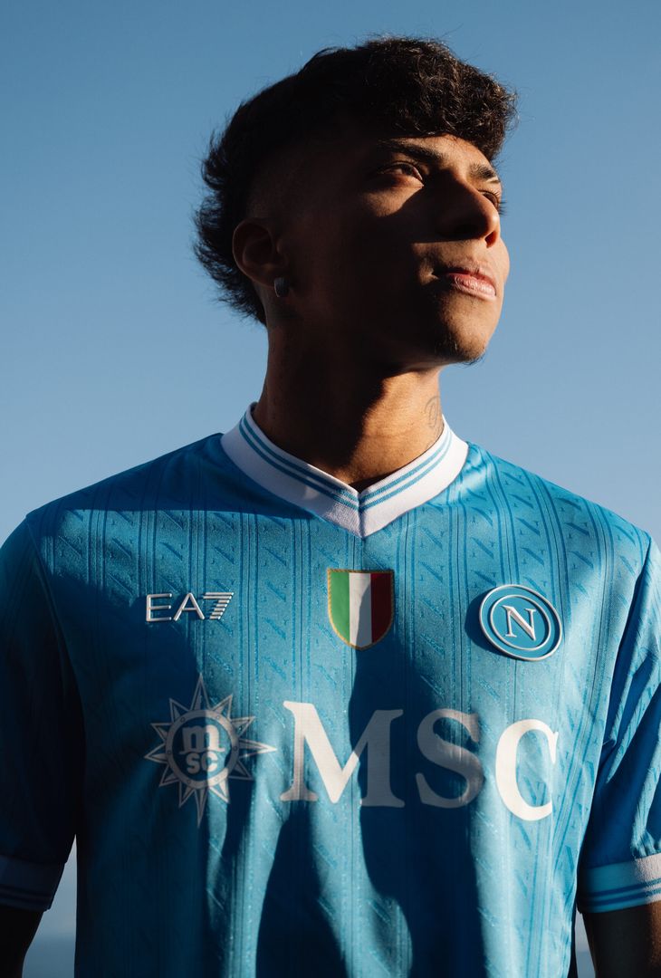 Dopo una lunga trattativa, Alisson Santos è diventato un nuovo giocatore del Napoli. L'esterno brasiliano, proveniente dallo Sporting, ha firmato il suo contratto in azzurro in una location d'eccezione, sullo sfondo del Golfo partenopeo.