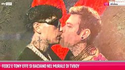 VIDEO / Sanremo 2025, Fedez e Tony Effe si baciano nel murale di TvBoy