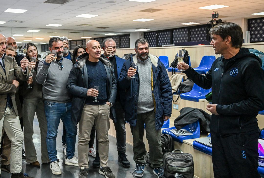 GALLERY Conte e Oriali, brindisi con i giornalisti dopo la conferenza pre Genoa - immagine 7