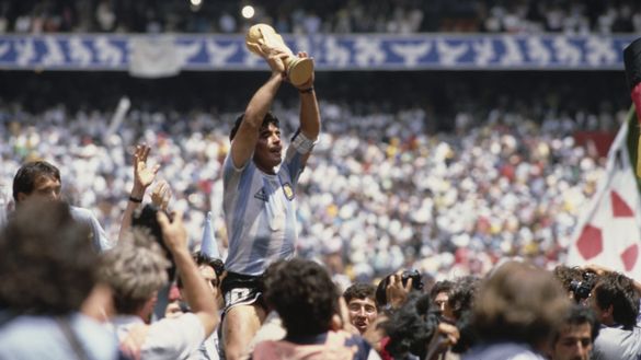 Diego Armando Maradona porta in trionfo la nazionale argentina per la 2ª volta nella propria storia alla Coppa del Mondo 1986 Come Federer per il tennis e Kubrick per il cinema: Maradona, l’emblema della semplicità nel calcio- immagine 2