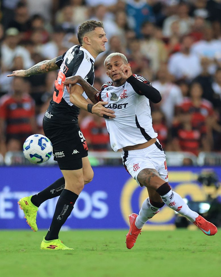 RIO DE JANEIRO, BRAZIL - APRIL 19: Wesley of Flamengo competes for the ball with Pablo Vegetti of Vasco da Gama during the match between Vasco Da Gama and Flamengo as part of Brasileirao 2025 at Maracana Stadium on April 19, 2025 in Rio de Janeiro, Brazil. (Photo by Buda Mendes/Getty Images) Juventus e Roma su Wesley, ma Boto avverte: “Non si vende sotto i 30 milioni”- immagine 2