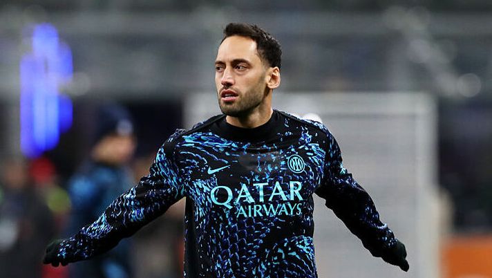 MILAN, ITALY - JANUARY 11: Hakan Calhanoglu of FC Internazionale Milano warms up prior to the Serie A match between FC Internazionale and SSC Napoli at Giuseppe Meazza Stadium on January 11, 2026 in Milan, Italy. (Photo by Marco Luzzani/Getty Images) BREAKING – Inter, stop per Calhanoglu: cambio obbligato contro il Napoli - immagine 1