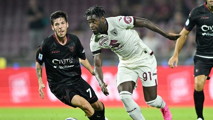 SALERNO, ITALY - SEPTEMBER 18: Duvan Zapata of Torino FC battles for possession with Agustin Martegani of US Salernitana during the Serie A TIM match between US Salernitana and Torino FC at Stadio Arechi on September 18, 2023 in Salerno, Italy. (Photo by Francesco Pecoraro/Getty Images) Verso Torino-Salernitana: dove vedere la gara in tv e streaming - immagine 1