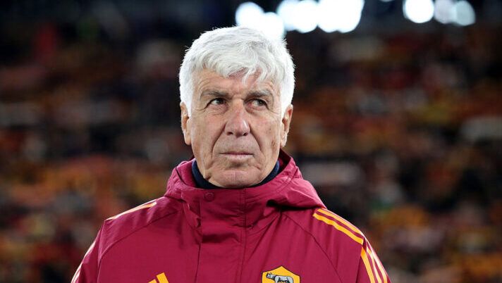ROME, ITALY - NOVEMBER 27: AS Roma head coach Gian Piero Gasperini looks on during the UEFA Europa League 2025/26 League Phase MD5 match between AS Roma and FC Midtjylland at Stadio Olimpico on November 27, 2025 in Rome, Italy. (Photo by Paolo Bruno/Getty Images) Gasperini: “Baldanzi è ancora titolare? Vi spiego la scelta. Sulla voglia di Scudetto…” - immagine 1
