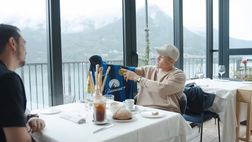 Sanchez, dono a cronista cileno: “Ma qui dovrai correggere, le stelle sono due”