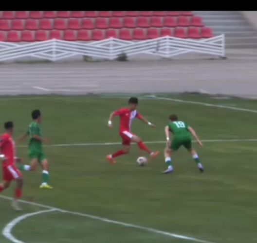 Maradona Safarov in dribbling con la maglia dell'Oshmu ESCLUSIVA – Maradona Safarov: “Mi chiamo come El Pibe De Oro e faccio assist a Romario”- immagine 2