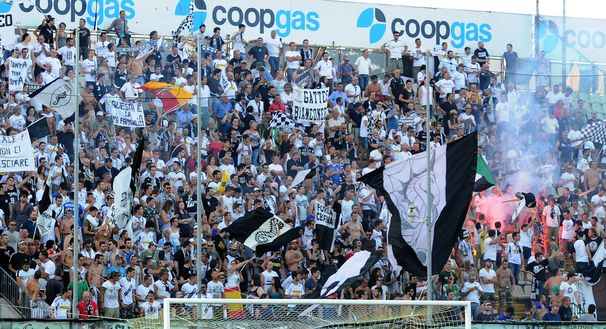 Tifosi del Cesena durante la partita dei playoff di Serie B tra Modena e Cesena allo stadio Alberto Braglia l'8 giugno 2014. (Foto di Giuseppe Bellini/Getty Images) Cesena-Modena, il derby dei tifosi tra storia, cori e rivalità- immagine 2