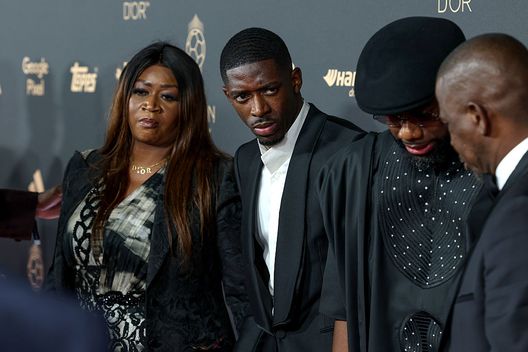 Ousmane Dembelé insieme alla sua famiglia durante la cerimonia di assegnazione del Pallone d'Oro, al Theatre Du Chatelet di Parigi. (Foto di Pascal Le Segretain/Getty Images)