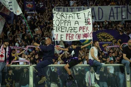 FOTO – “Tutti ad Atene!”: la Curva Fiesole abbraccia la Fiorentina- immagine 2