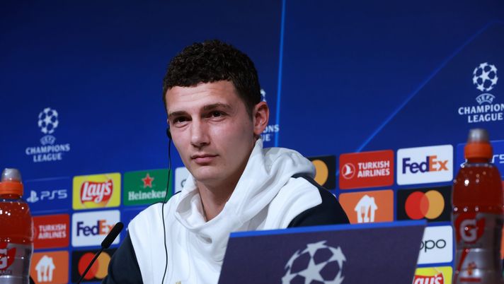 MUNICH, GERMANY - APRIL 18: Benjamin Pavard of Bayern addresses the media during a press conference ahead of the UEFA Champions League quarterfinal second leg match FC Bayern München against Manchester City at Allianz Arena on April 18, 2023 in Munich, Germany. (Photo by Johannes Simon/Getty Images) Romano: “Pavard, l’Inter c’è: attesa a breve offerta per aprire i colloqui” - immagine 1