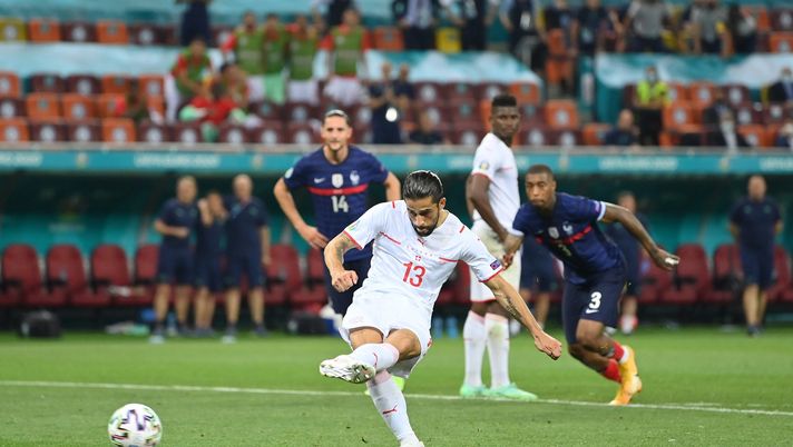 BUCHAREST, ROMANIA - JUNE 28: Ricardo Rodriguez of Switzerland has a penalty saved by Hugo Lloris (Not pictured) of France during the UEFA Euro 2020 Championship Round of 16 match between France and Switzerland at National Arena on June 28, 2021 in Bucharest, Romania. (Photo by Justin Setterfield/Getty Images) Svizzera, Rodriguez: “Orgoglioso della squadra”. Ma i social lo punzecchiano - immagine 1