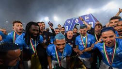 Scudetto Napoli, la festa: in campo giocatori con i capelli tinti di azzurro