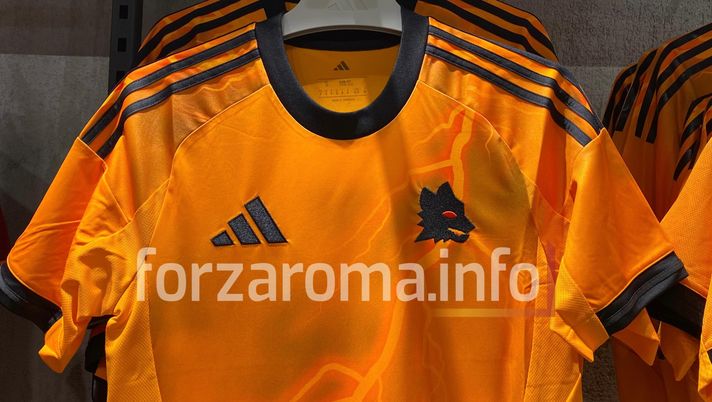 Roma, ecco la seconda maglia: dal lupetto di Gratton al fulmine di Marte - immagine 1