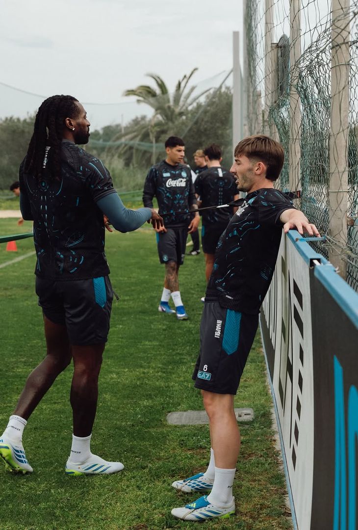 'Rinfrescati e ricomincia'. Il Napoli condivide su Instagram le migliori immagini della seduta d'allenamento svolta quest'oggi.