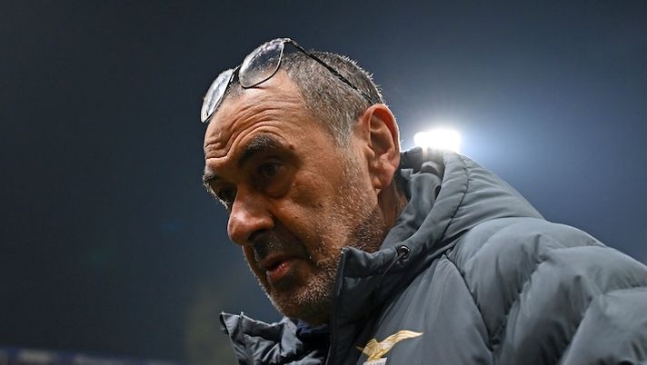 PARMA, ITALY - DECEMBER 13: Maurizio Sarri, Head Coach of Lazio, looks on prior to the Serie A match between Parma Calcio 1913 and SS Lazio at Stadio Ennio Tardini on December 13, 2025 in Parma, Italy. (Photo by Alessandro Sabattini/Getty Images) Lazio, per Gazzetta c’è addirittura un 7,5 in pagella! E non è per il match winner Noslin - immagine 1