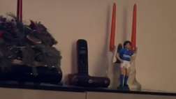 Mettono la statuina di Maradona accanto alla tv e quello che succede dopo ha dell’incredibile