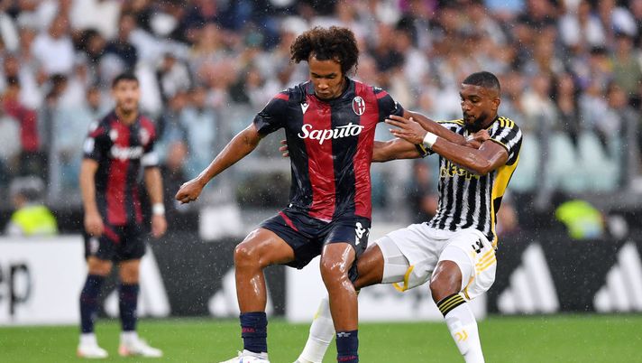 TURIN, ITALY - AUGUST 27: Joshua Zirkzee of Bologna challenges for the ball with Bremer of Juventus during the Serie A TIM match between Juventus and Bologna FC at Allianz Stadium on August 27, 2023 in Turin, Italy. (Photo by Valerio Pennicino/Getty Images) Attacco a secco, Gasp vede Friedkin e chiede Zirkzee - immagine 1