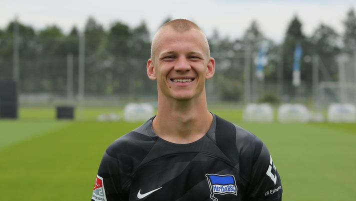 BERLIN, GERMANY - JULY 05: Oliver Christensen of Hertha BSC poses during the team presentation at Schenckendorfplatz on July 05, 2023 in Berlin, Germany. (Photo by Matthias Kern/Getty Images) VN – Christensen il prescelto per la porta: bozza d’intesa con l’agente - immagine 1