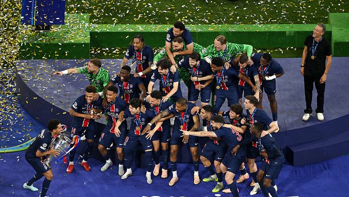 MUNICH, GERMANY - MAY 31: Marquinhos of Paris Saint-Germain to lift the UEFA Champions League trophy after his team's victory, to secure Paris Saint-Germain's first ever UEFA Champions League title in the club's history and a record UEFA Champions League Final winning scoreline of 5-0, following during the UEFA Champions League Final 2025 between Paris Saint-Germain and FC Internazionale Milano at Munich Football Arena on May 31, 2025 in Munich, Germany. (Photo by Dan Mullan/Getty Images) Champions League, PSG-Inter senza storia: le altre finali con lo scarto più ampio - immagine 1