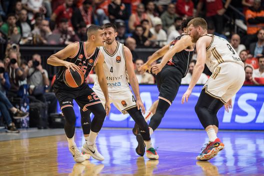 TEL AVIV, ISRAELE – 6 GENNAIO: Yam Madar, numero 26 dell’Hapoel Ibi Tel Aviv, in azione durante la partita della Regular Season di Eurolega – Round 20 tra Hapoel Ibi Tel Aviv e Dubai Basketball alla Menora Mivtachim Arena il 6 gennaio 2026 a Tel Aviv, Israele.(Foto di Seffi Magriso/Euroleague Basketball via Getty Images) Eurolega, Lione-Hapoel: lo streaming gratis del match- immagine 5
