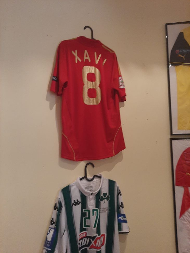 VN al museo del calcio del Pireo: Xavi, Messi e le storie del collezionista Notis- immagine 4